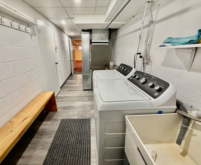 Building Photo - RARELY Offered completely RENOVATED PACKER PARK 3 Bedroom/2.5 Bath HOME w/ Central AC-HARDWOOD Fl...