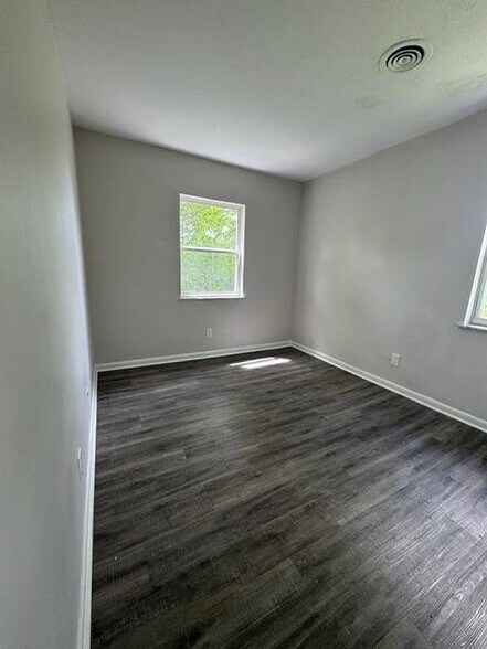 Building Photo - 2032 Catalpa Dr.