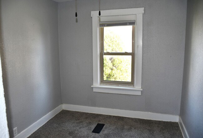 Building Photo - NEW LISTING!! 3 Bedroom House