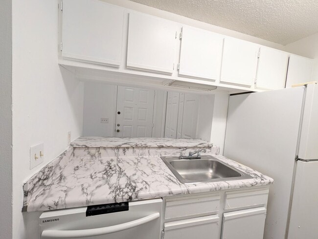 Building Photo - Charming 1 Bedroom / 1 Bathroom Condo – Pompano Beach
