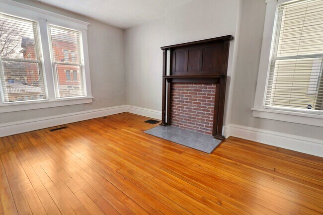 Building Photo - 916-918-918 Harrison Ave