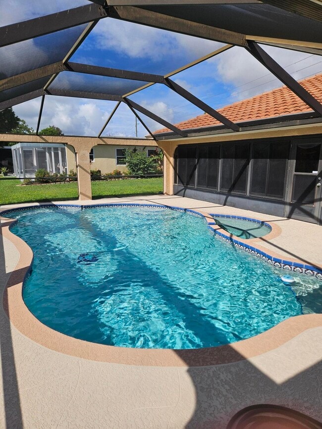 Building Photo - 382 SE Naranja Ave