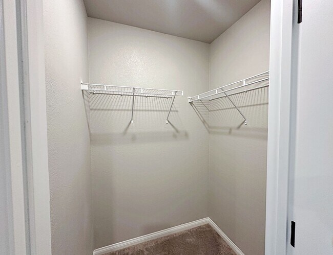 Building Photo - 4 BEDROOM + LOFT HOME IN GATED COMMUNITY