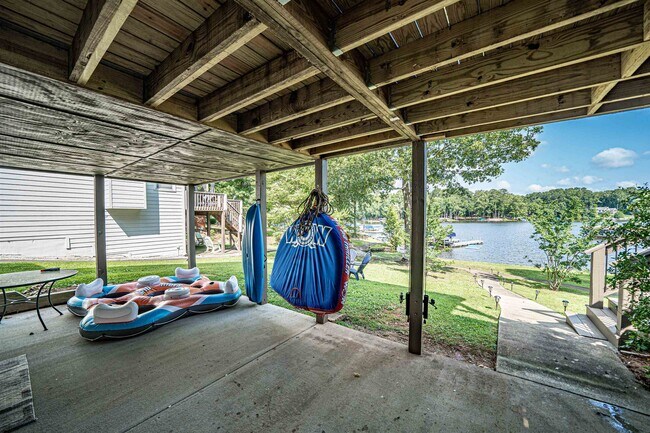 Building Photo - 375 Arrowhead Trail NE