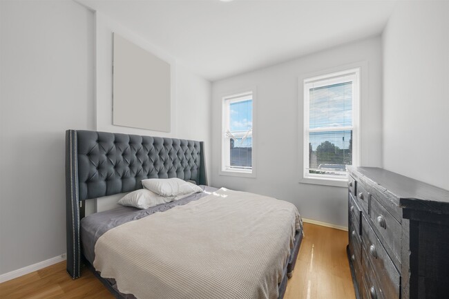 Building Photo - 409 Broadway
