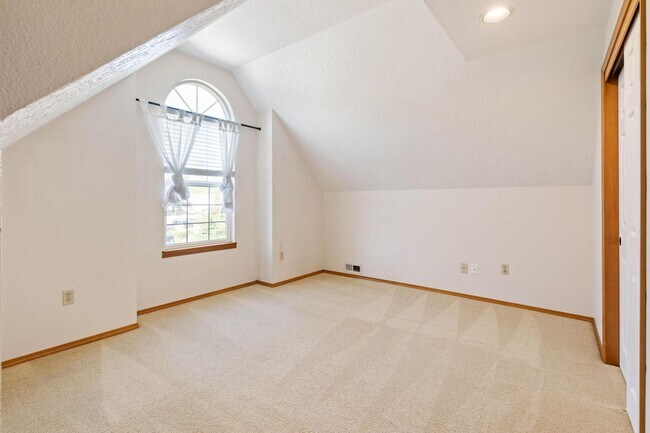 Building Photo - Comfortable 4-bdrm/2.5-bath home in Hillsb...