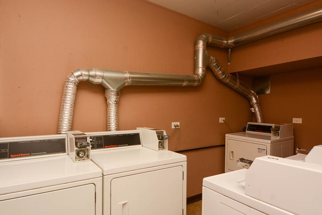 Building Photo - 515 W Briar Pl