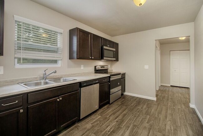Building Photo - 10847 Carmen Oak Dr SE