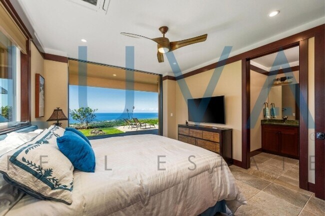 Building Photo - 4 bedroom 3.5 bathroom home with pool