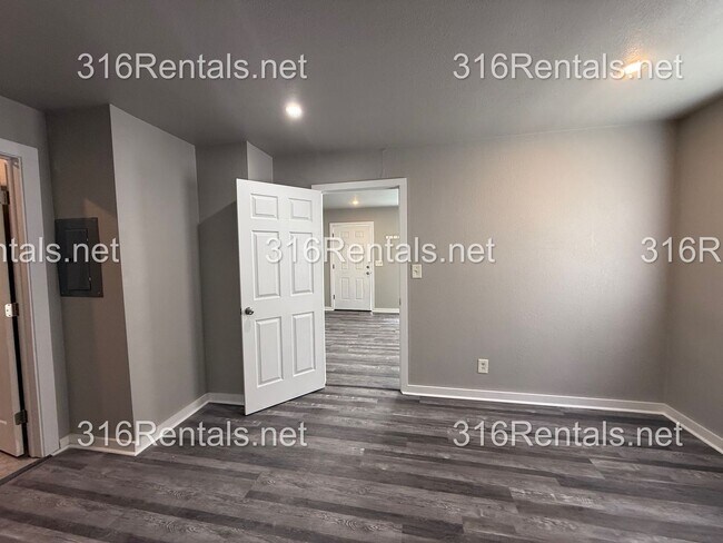 Building Photo - $595 - Available NOW! Beautiful 1 bedroom/ 1 bathroom Duplex