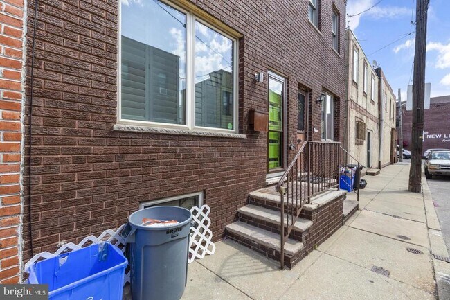 Building Photo - 313 Mercy St