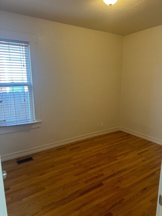 Building Photo - Beautiful 2 bedroom in prime location