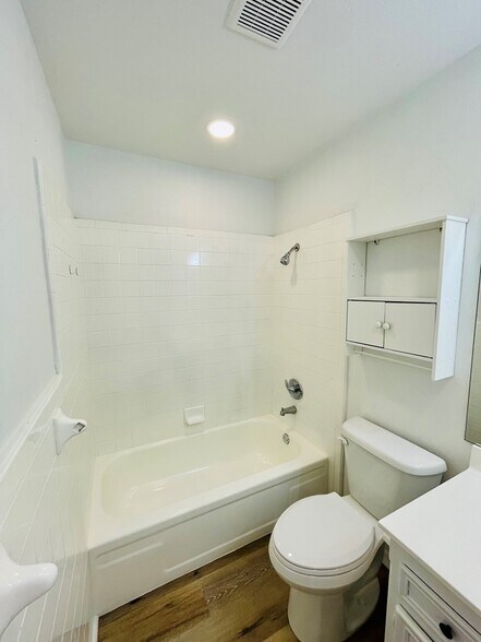 Building Photo - 1203 Redwood St