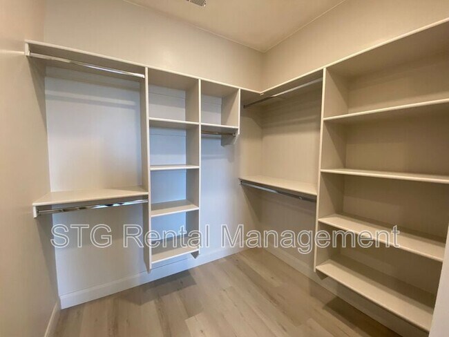Building Photo - 840 Twin Lakes Dr