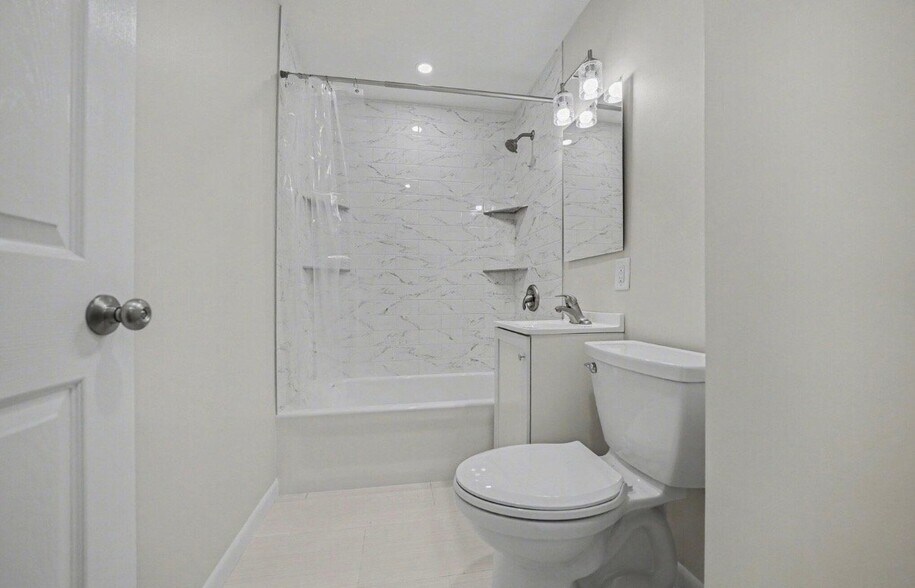 Building Photo - 613 N Ashland Ave