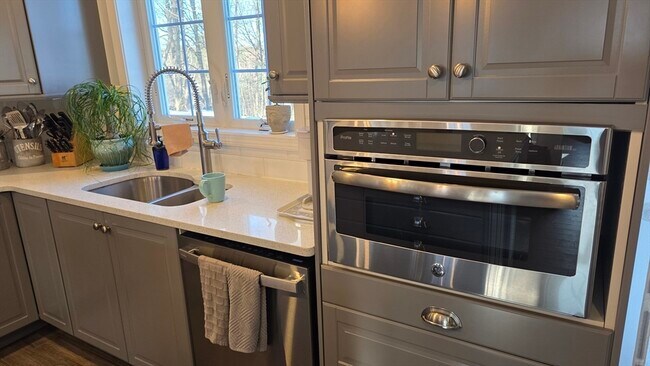 Building Photo - 533 Prospect St