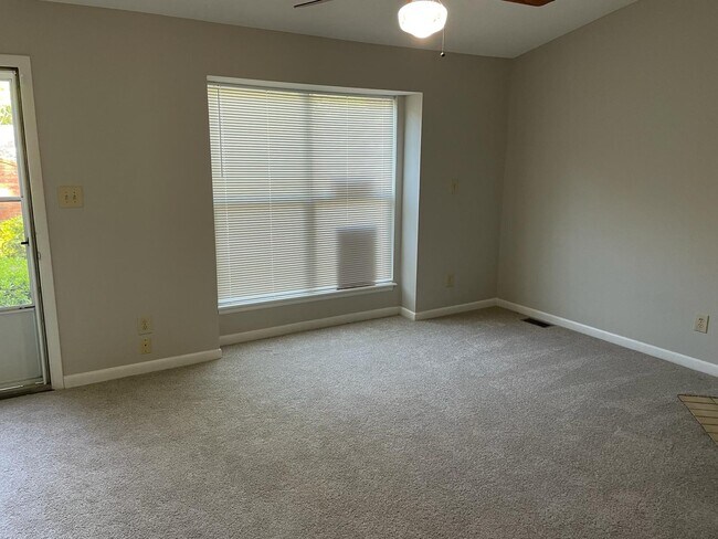 Living Room - 5905 Suncreek Ct