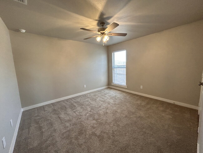 Building Photo - 3 Bedroom 2 Bathroom