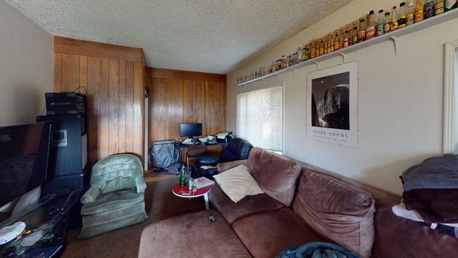 Building Photo - 3 Bedroom 2 Bathroom Home Available July