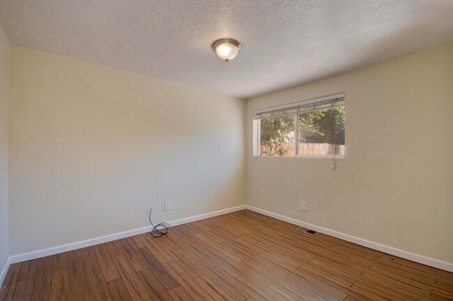 Building Photo - 306 Stanford Dr SE