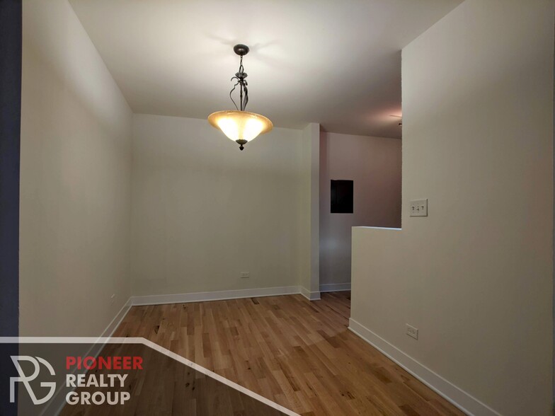 Building Photo - 630 W Wrightwood Ave