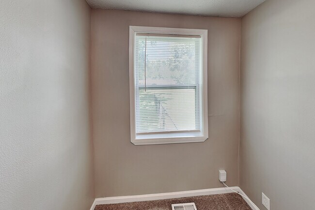 Building Photo - 2604 E Murry St
