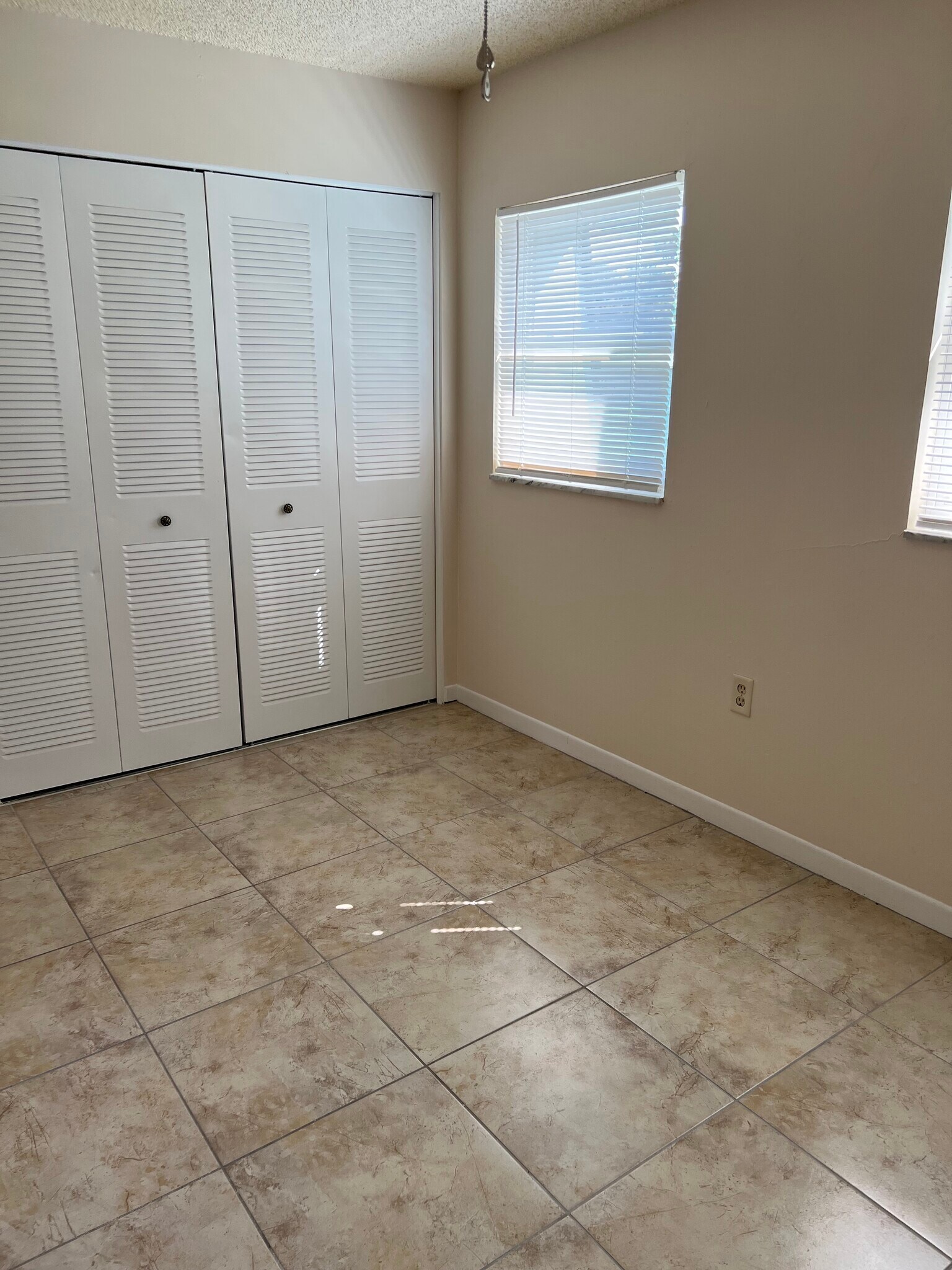 Building Photo - 1525 SE 25th St