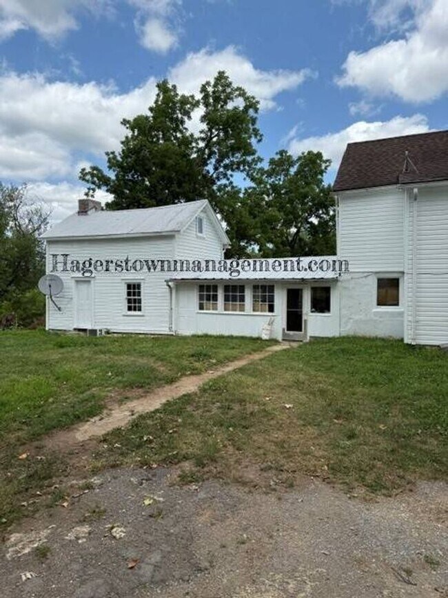 Building Photo - Farmhouse in Clear Spring