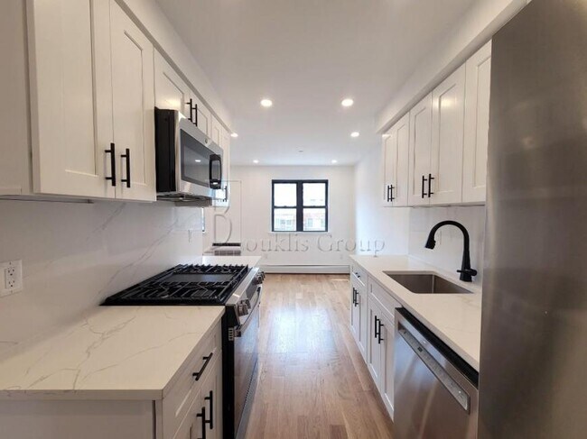 Building Photo - 2 bedroom in ASTORIA NY 11105