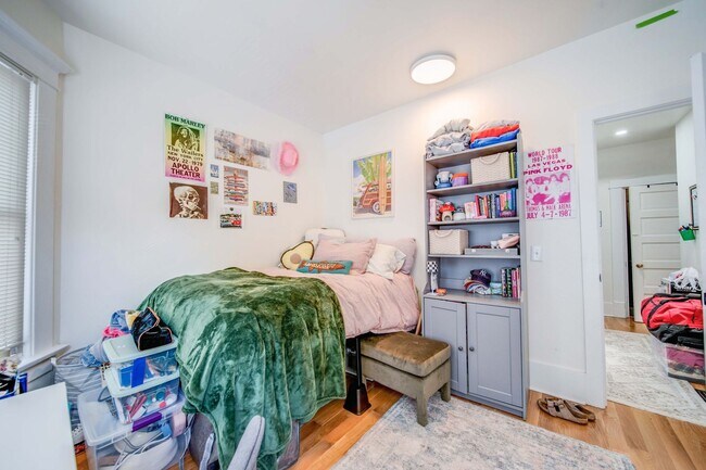 Building Photo - Ultimate 6-Bedroom House with Amazing Front Porch!