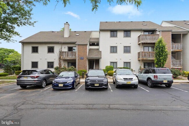 Building Photo - 2001 Ravens Crest Dr
