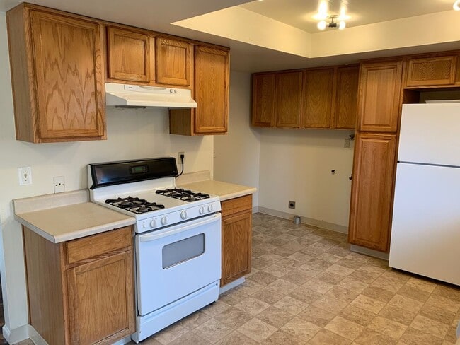 Building Photo - Bright & Spacious 3-Bedroom Home in Desirable River Road Area