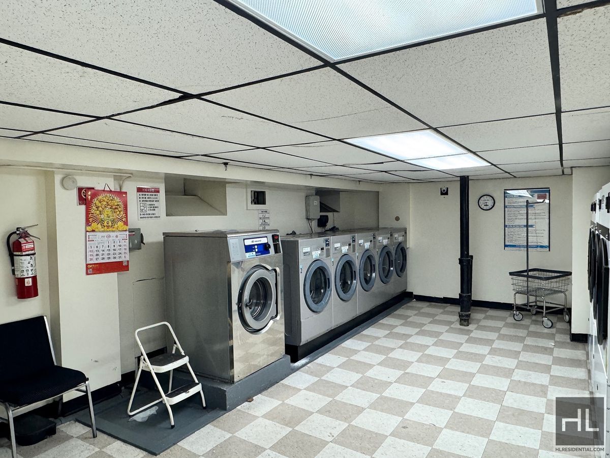 Building Photo - Gorgeous gut renovated 2 bed/2 bath spacious coop for rent.