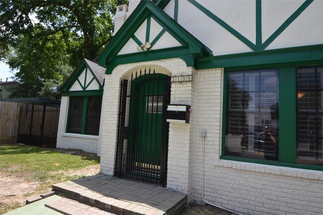 Building Photo - 2135 Bissonnet St