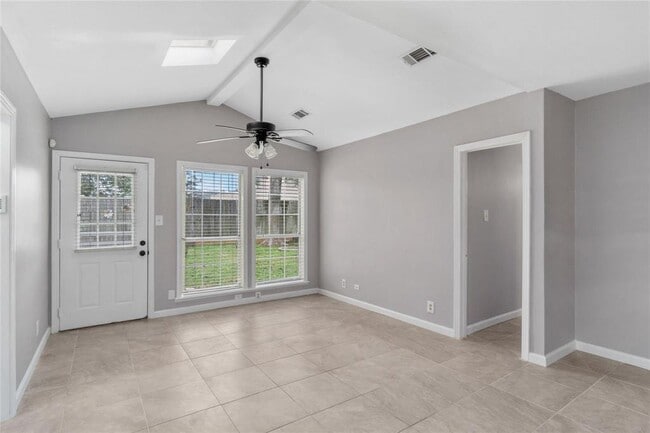 Building Photo - 1110 Woods Dr