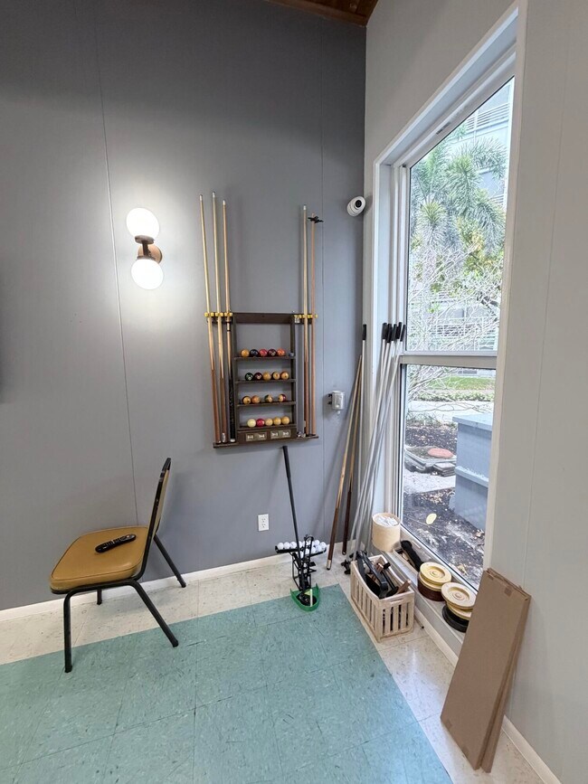 Building Photo - 1000 NE 14th Ave