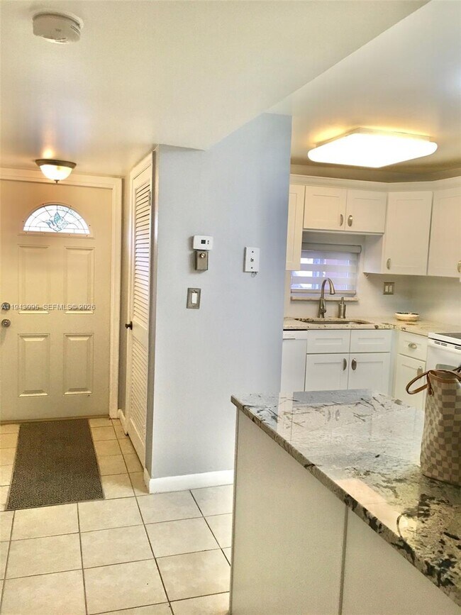 Building Photo - 9410 N Hollybrook Lake Dr