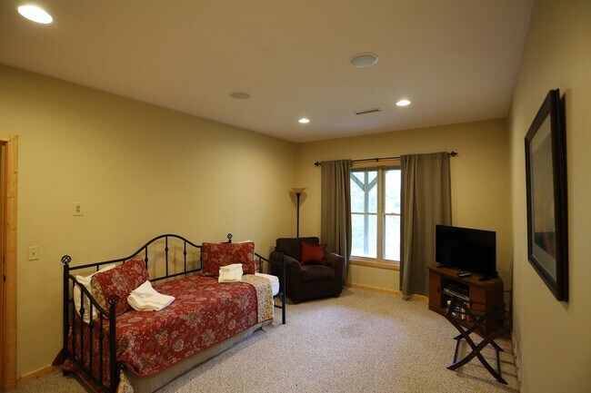 Building Photo - Large Private 4 Bed Winter Seasonal in Thornton- Close to Skiing! $2550/mo