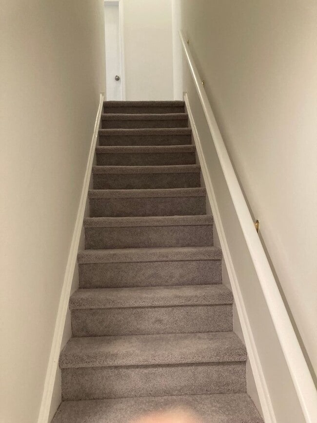 Building Photo - Renovated Crestwood Condo - 2 bedroom
