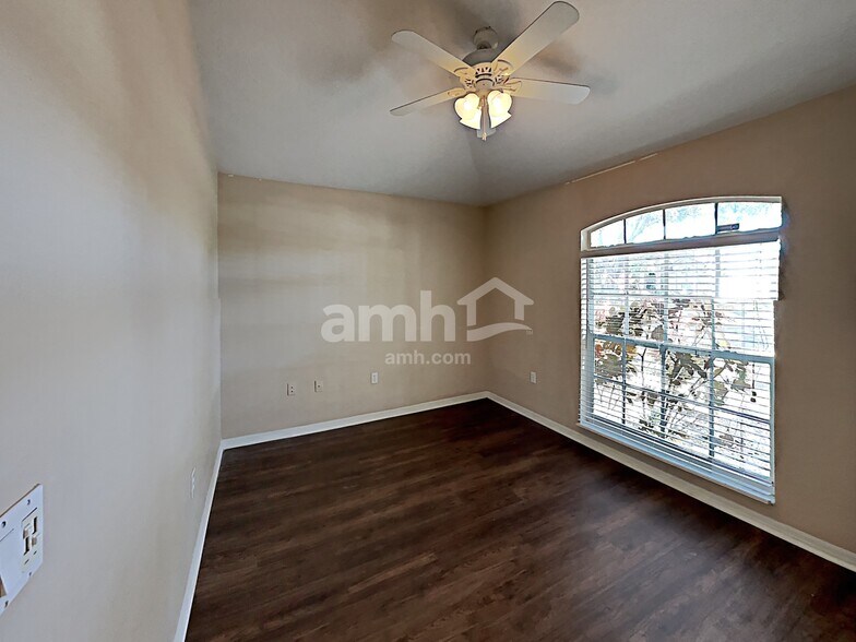 Building Photo - 16502 Lake Heather Dr