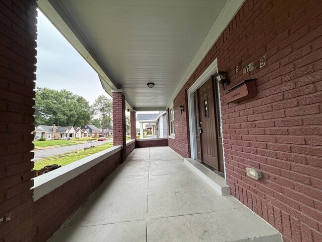 Building Photo - Beautiful Brick Home Minutes from Midtown, Crosstown, Rhodes College!!