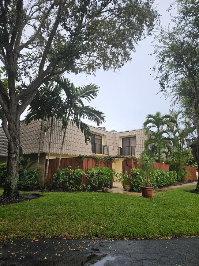 Building Photo - 1700 Embassy Dr