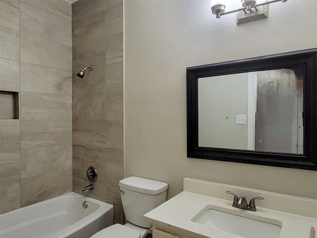 Building Photo - 618 Rivercove Dr