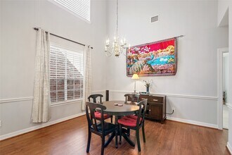Building Photo - 1014 Enclave Square N