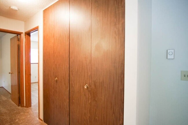 Building Photo - Mid-Century 2-Bedroom in Sullivan's Gulch-...