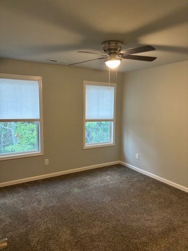 Building Photo - Beautiful 2 bedroom, 2.5 bath townhome Hol...