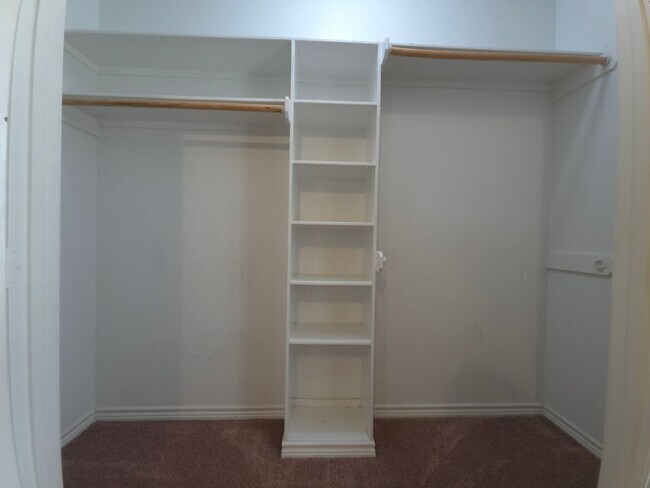 Building Photo - BEAUTIFUL and SPACIOUS 3-bedroom, 2-bathro...