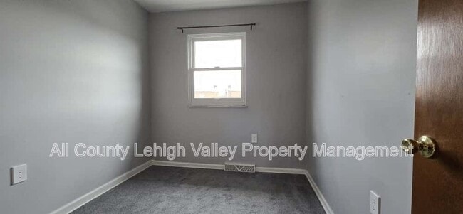 Building Photo - 405 S St George St