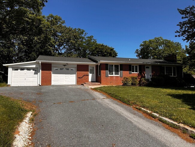 Building Photo - 2224 Dennings Rd