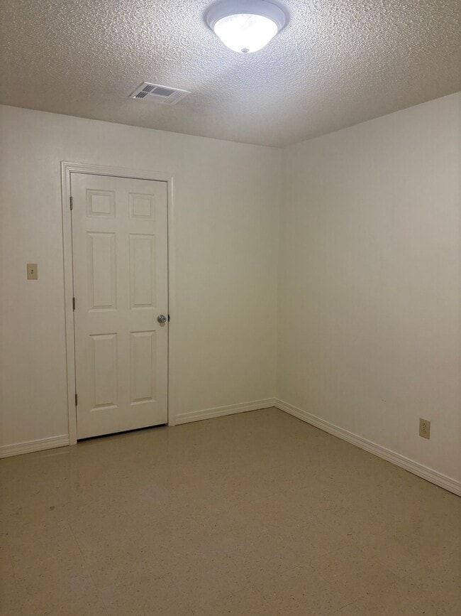 Building Photo - Waveland Duplex